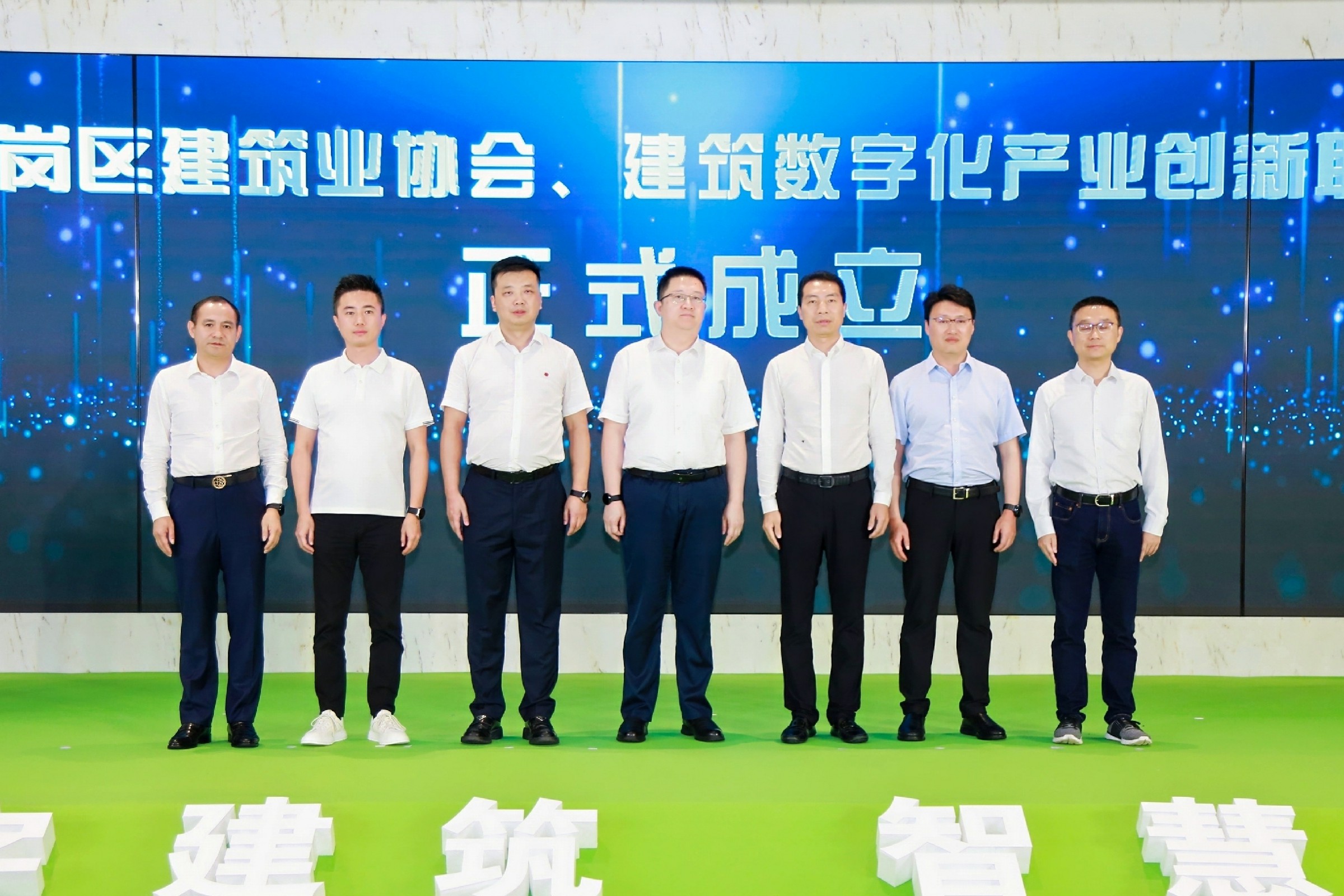 龚董合照~1.jpg 龚董合照~1.jpg